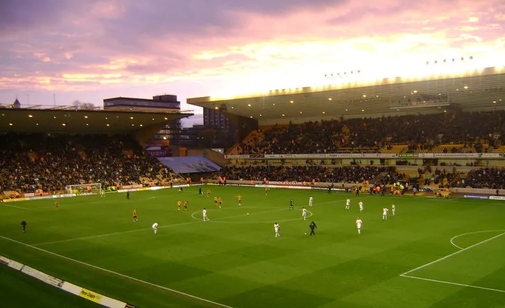 Khung cảnh sân Molineux nhìn từ các khán đài trong một ngày thi đấu