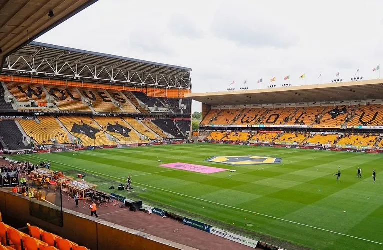Khung cảnh sân vận động Molineux nhìn từ bên trong, với bãi cỏ xanh mướt và khán đài uy nghi