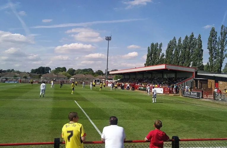 Khung cảnh sôi động của sân Meadow Park vào ngày có trận đấu, nơi người hâm mộ Boreham Wood FC hội tụ.