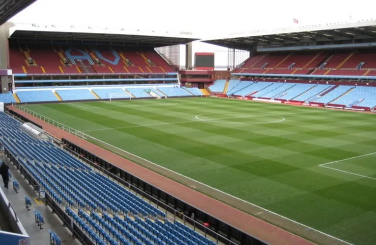 Khung cảnh tổng thể các khán đài tại Villa Park, cho thấy sự hoành tráng của sân nhà Aston Villa.