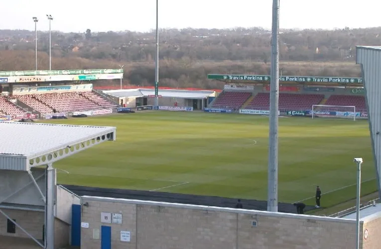 Khung cảnh yên bình của Sixfields Stadium trước một trận đấu, chờ đợi người hâm mộ