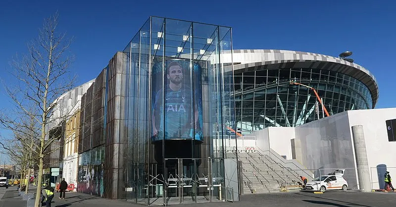 Kiến trúc hiện đại của sân vận động Tottenham Hotspur với những đường nét tinh tế dưới ánh nắng