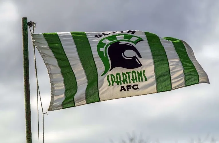 Lá cờ Blyth Spartans kiêu hãnh tung bay tại sân Croft Park, biểu tượng của &quot;Những người Sparta Xanh&quot;.