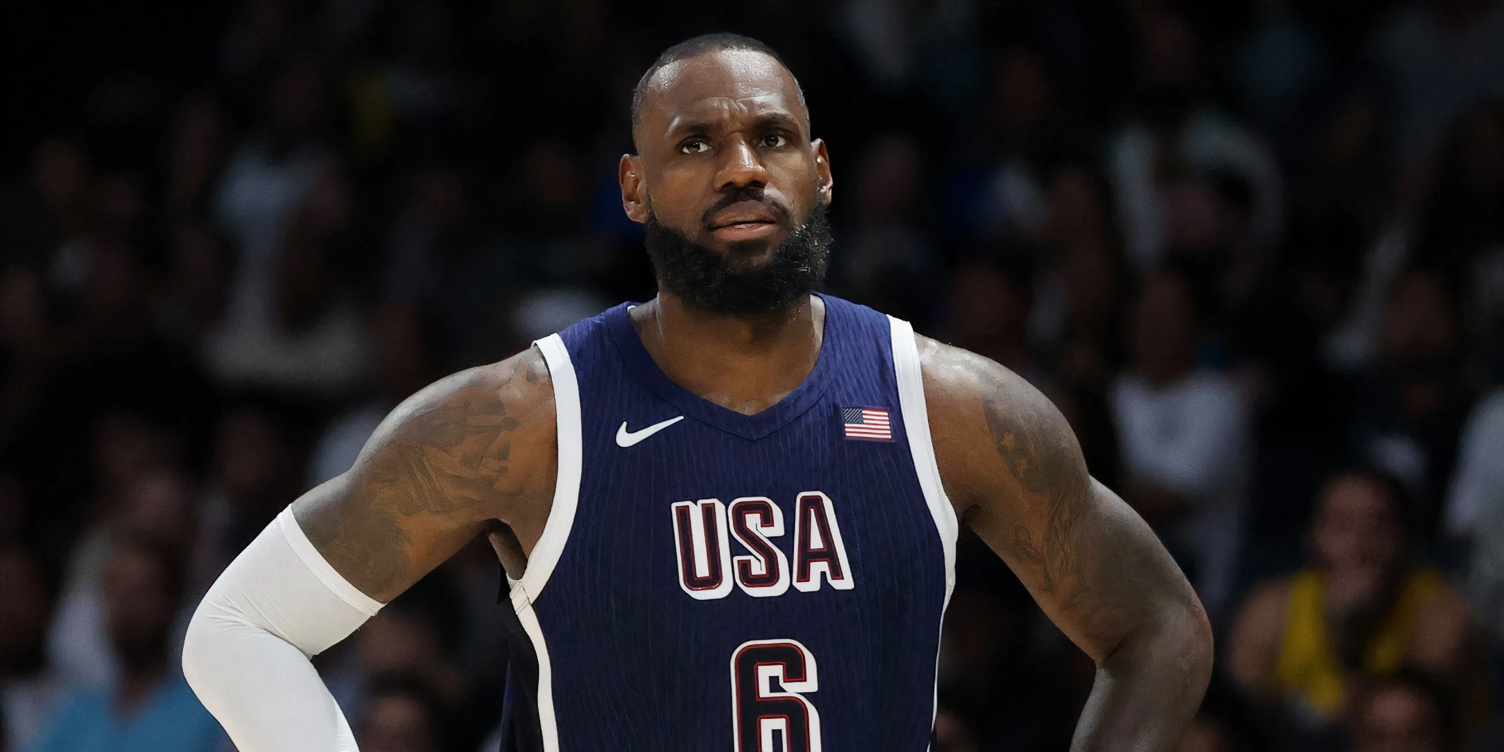 LeBron James trên khán đài theo dõi trận đấu, hình ảnh của một huyền thoại bóng rổ đầu tư vào Liverpool, minh chứng cho sức hút toàn cầu của bóng đá.