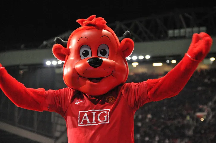 Linh vật Fred the Red của Manchester United, niềm vui của các cổ động viên tại Old Trafford.