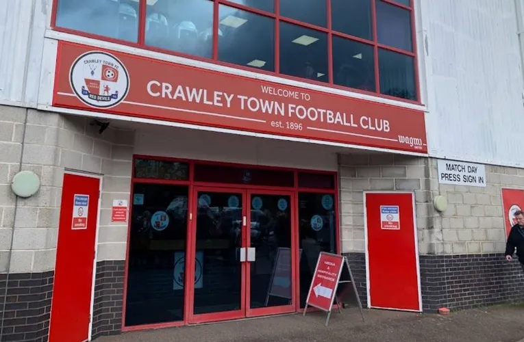 Lối vào chính Broadfield Stadium Crawley