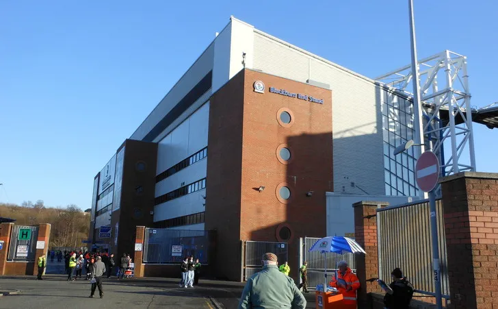 Lối vào chính của sân Ewood Park, chào đón người hâm mộ Blackburn Rovers