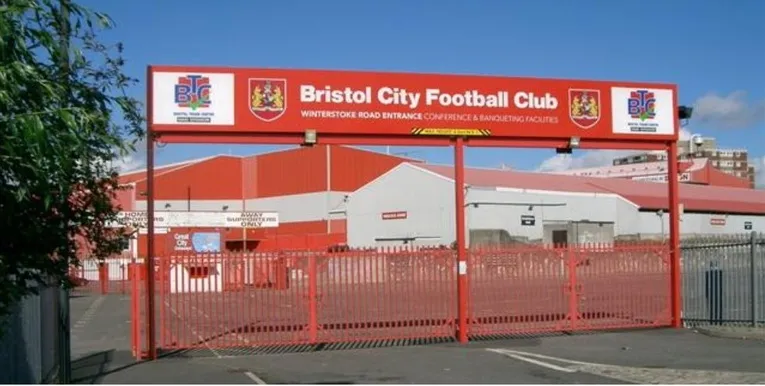Lối vào chính của sân vận động Ashton Gate, chào đón người hâm mộ đến với các trận đấu của Bristol City