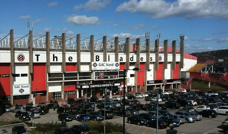 Lối vào chính của sân vận động Bramall Lane, thể hiện kiến trúc cổ kính.