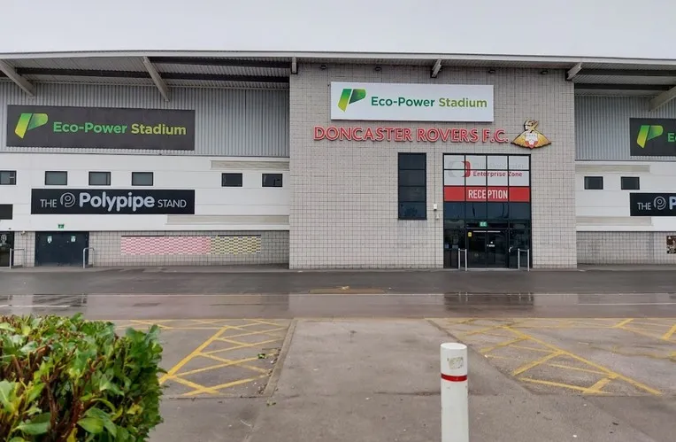 Lối vào chính của sân vận động Eco-Power, chào đón người hâm mộ đến xem Doncaster Rovers thi đấu.