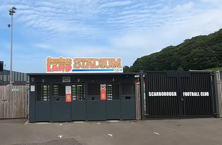 Lối vào chính của Scarborough Sports Village, chào đón người hâm mộ đến với những trận đấu sôi động.