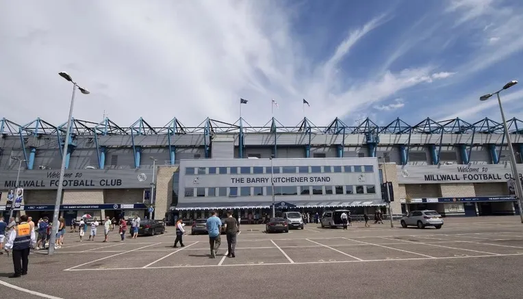 Lối vào chính hoành tráng của sân The Den, một biểu tượng của Millwall