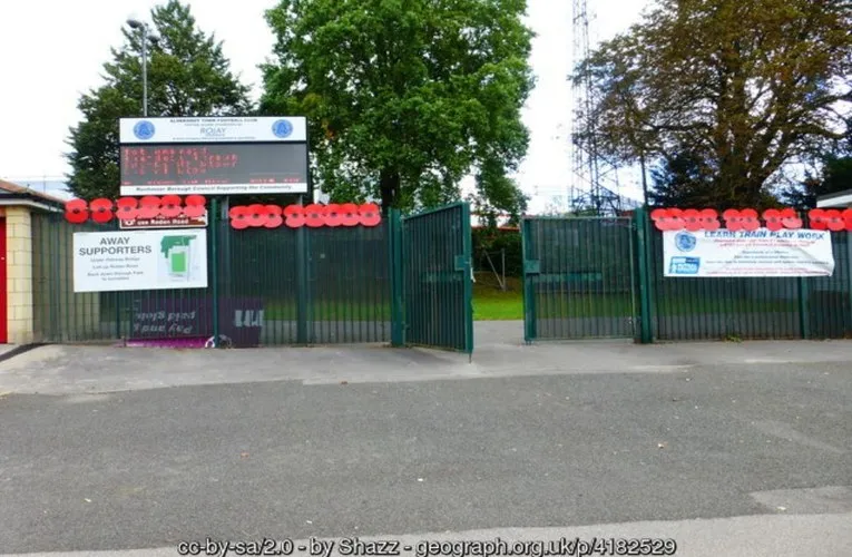 Lối vào chính sân Recreation Ground Aldershot Town