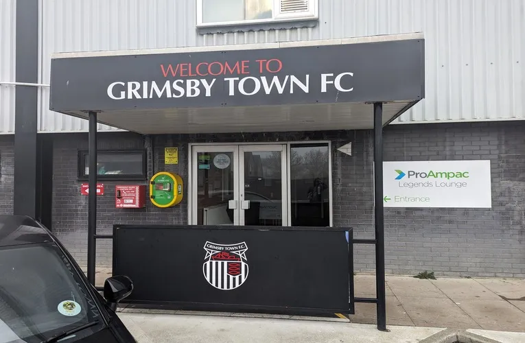 Lối vào chính sân vận động Blundell Park, nơi đón tiếp hàng ngàn người hâm mộ Grimsby Town.