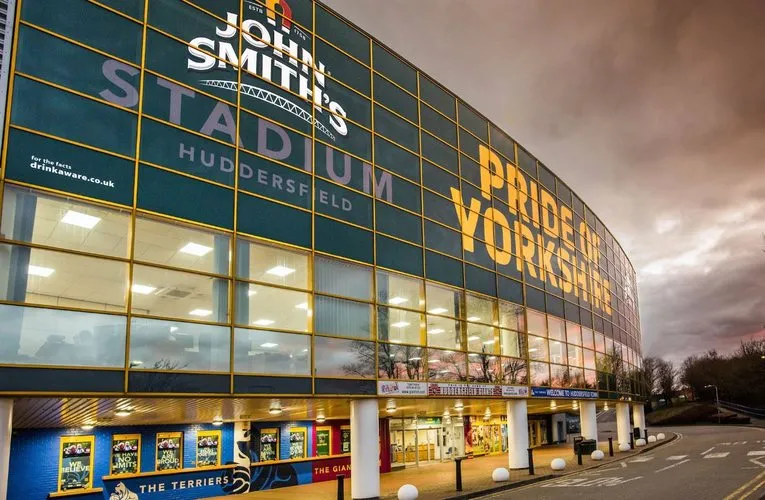Lối vào chính sân vận động John Smith's