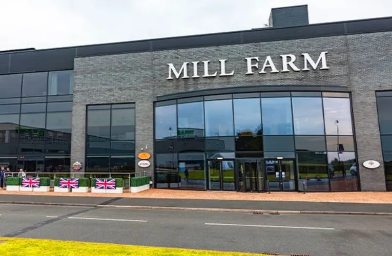 Lối vào chính sân vận động Mill Farm, chào đón cổ động viên AFC Fylde