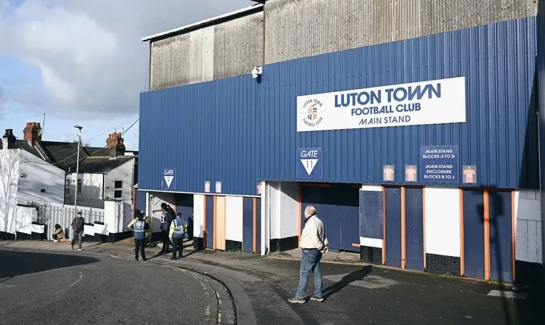 Lối vào khán đài chính của sân Kenilworth Road