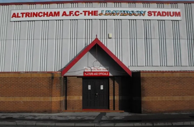 Lối vào khu vực cầu thủ tại Sân J Davidson của CLB Altrincham