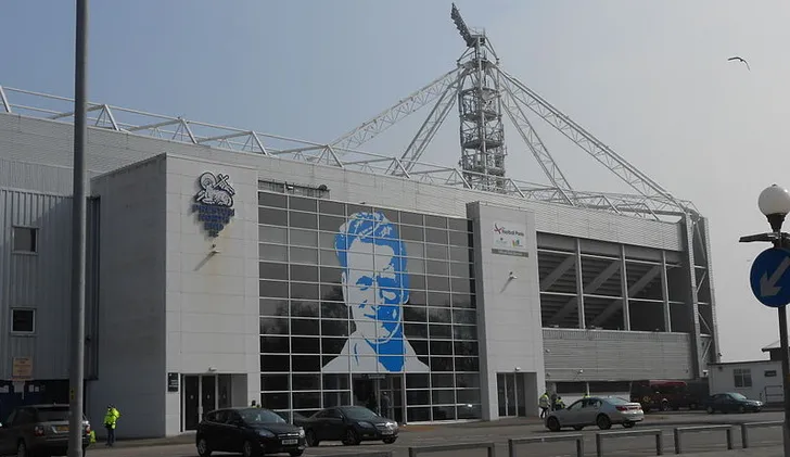 Lối vào sân Deepdale với kiến trúc cổ kính, nơi đón tiếp hàng ngàn người hâm mộ Preston North End