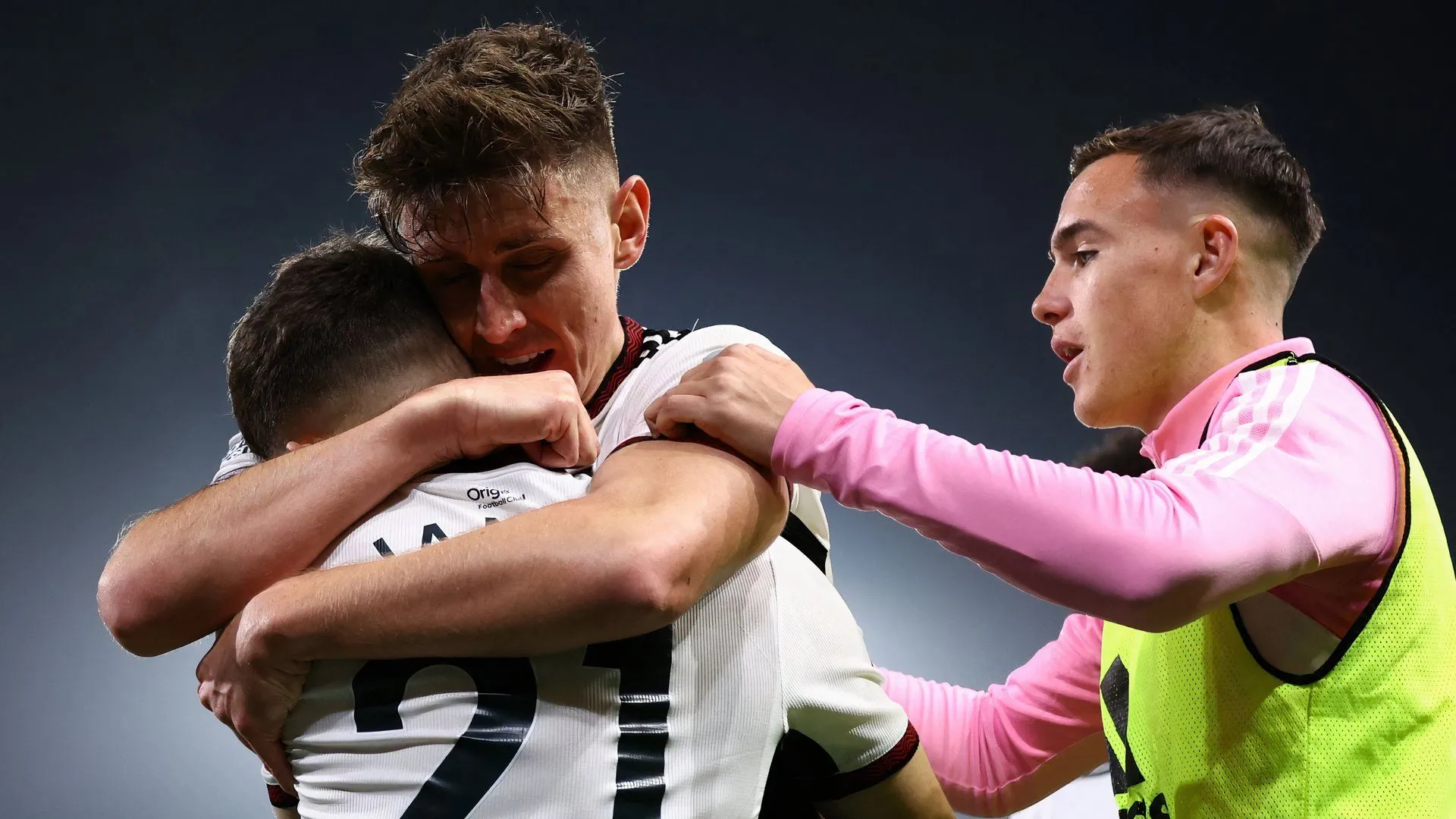 Luke Harris và Tom Cairney của Fulham trong trận đấu gặp Manchester United