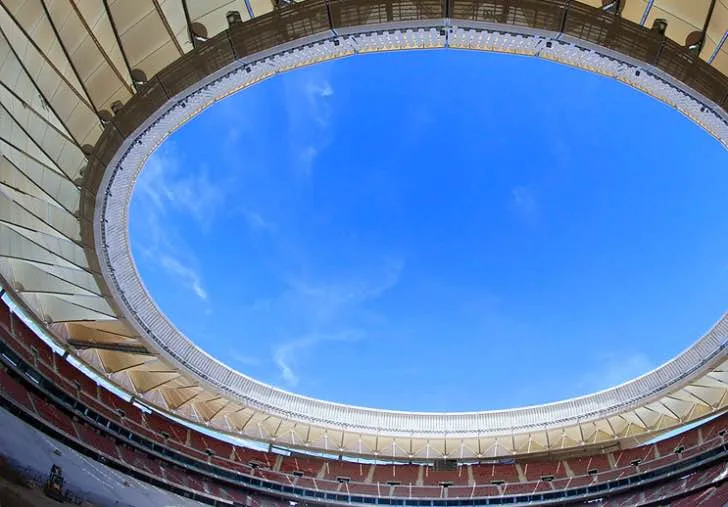 Mái che độc đáo và hiện đại của Estadio Metropolitano, che phủ toàn bộ khán đài.