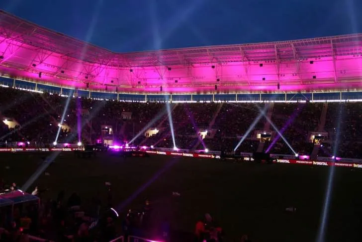 Màn trình diễn ánh sáng huyền ảo dưới những ánh đèn tím tại Rhein-Neckar-Arena.