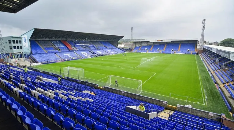 Mặt cỏ xanh mướt của sân Prenton Park, sẵn sàng cho những trận cầu nảy lửa của câu lạc bộ Tranmere Rovers