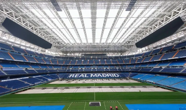 Mặt cỏ xanh mướt của sân Santiago Bernabéu, nơi diễn ra những trận cầu đỉnh cao