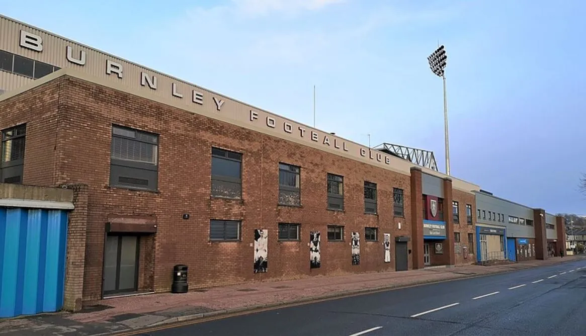 Mặt ngoài sân Turf Moor trên đường Harry Potts Way