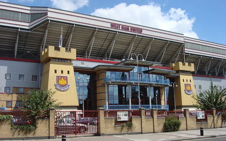 Mặt ngoài sân vận động Boleyn Ground (Upton Park) với kiến trúc đặc trưng, nơi hàng triệu CĐV West Ham đã tụ họp
