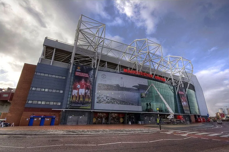 Mặt ngoài sân vận động Old Trafford, biểu tượng kiến trúc ấn tượng của Manchester United.