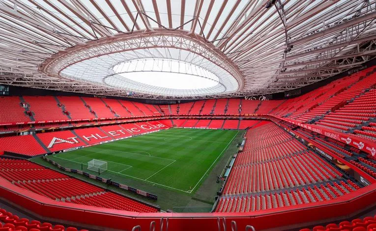 Mặt sân cỏ xanh mướt của San Mamés, nơi diễn ra những trận cầu đỉnh cao của Athletic Bilbao