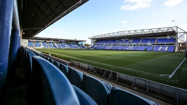 Mặt sân cỏ xanh mướt của Weston Homes Stadium, sẵn sàng cho các trận đấu của Peterborough United