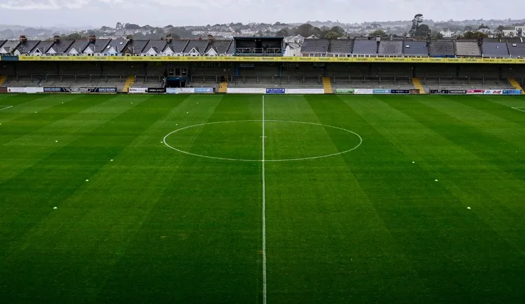 Mặt sân Plainmoor Torquay United xanh mướt, sẵn sàng cho những trận cầu nảy lửa.