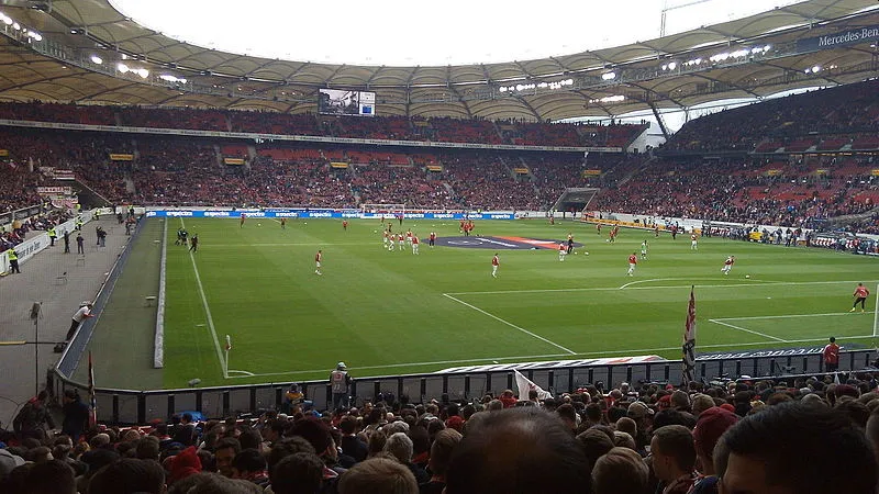 Một góc nhìn khác từ khán đài sân MHPArena Stuttgart, minh họa rõ hơn về bố cục và thiết kế &quot;bát úp&quot; đặc trưng của sân