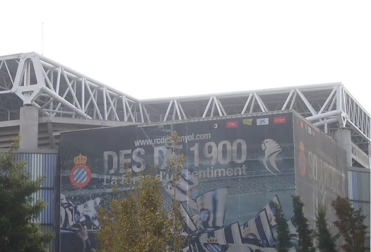 Một góc sân vận động RCDE Stadium nhìn từ bên ngoài, nơi hội tụ người hâm mộ