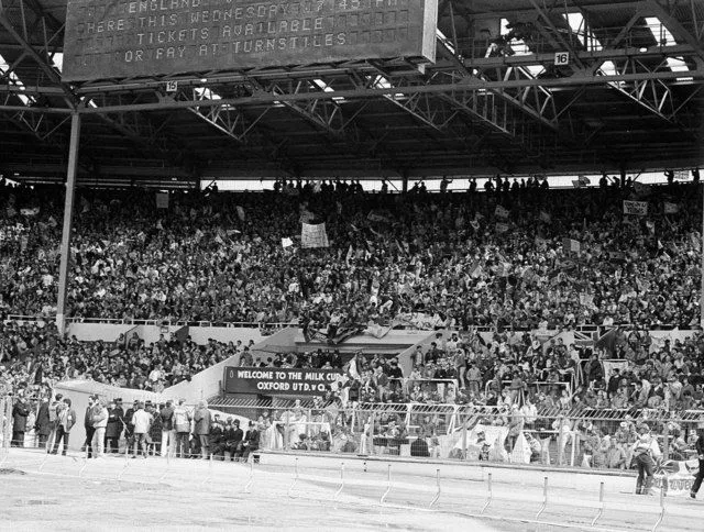 Một khán đài của sân Wembley cũ với thiết kế truyền thống