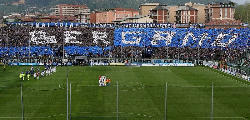 Một trận đấu đang diễn ra tại sân Gewiss Stadium của Atalanta, khán đài đầy ắp cổ động viên