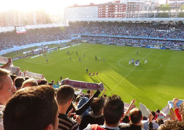 Người hâm mộ Celta Vigo cuồng nhiệt theo dõi trận đấu từ khán đài Balaídos.