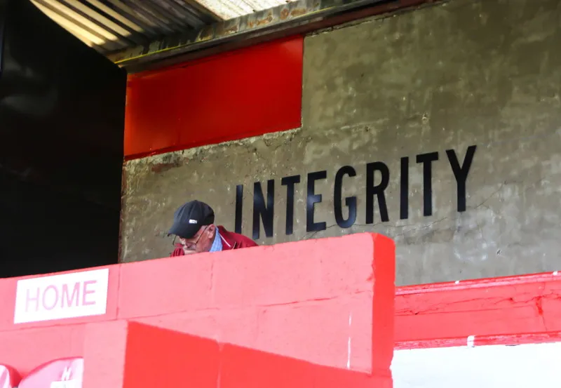 Người hâm mộ cuồng nhiệt của Salford City FC trên khán đài