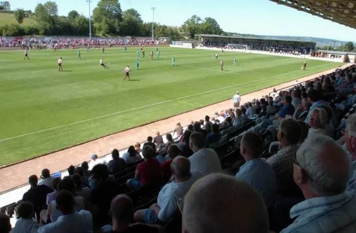 Người hâm mộ Forest Green Rovers cuồng nhiệt theo dõi trận đấu từ khán đài