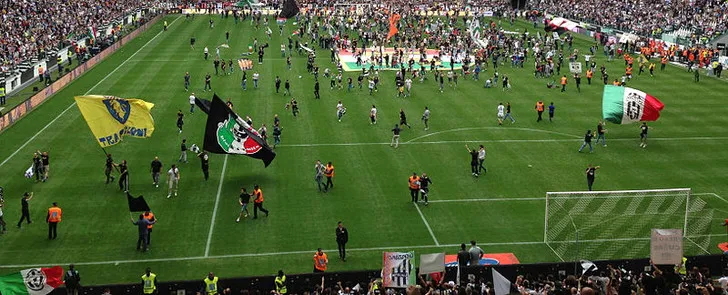 Người hâm mộ Juventus cuồng nhiệt ăn mừng bàn thắng tại khán đài Curva Sud, tạo nên không khí bùng nổ