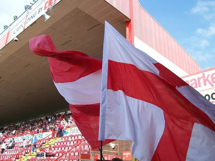 Những lá cờ cổ vũ rực rỡ tung bay trên sân vận động Ashton Gate, thể hiện niềm tự hào của người hâm mộ Bristol City