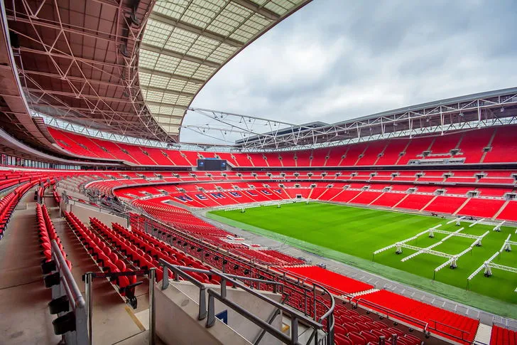 Nội thất sân vận động Wembley hiện đại với các tầng khán đài