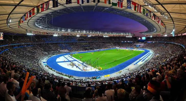 Olympiastadion Berlin rực sáng đêm huyền ảo trong một trận đấu bóng đá