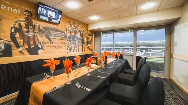 Phòng tiếp khách VIP sang trọng bên trong MKM Stadium, nơi mang đến trải nghiệm xem bóng đá cao cấp.