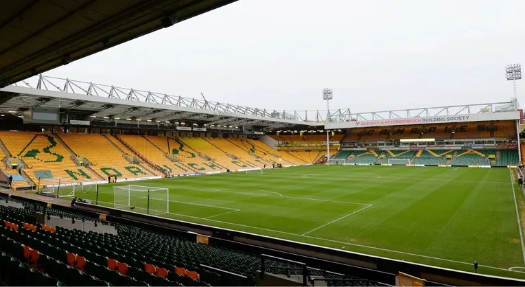 Quang cảnh bên trong sân vận động Carrow Road nhìn từ khán đài chính