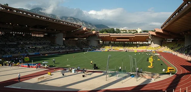 Quang cảnh sân Stade Louis II từ một góc khán đài, nhìn ra mặt cỏ và đường chạy