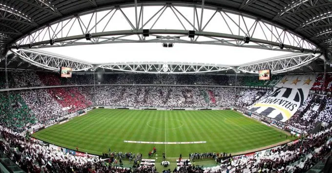 Quang cảnh toàn sân Allianz Stadium từ trên cao, thể hiện thiết kế hiện đại và sự gần gũi với mặt cỏ