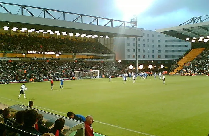 Quang cảnh từ khán đài chính nhìn ra sân vận động Carrow Road